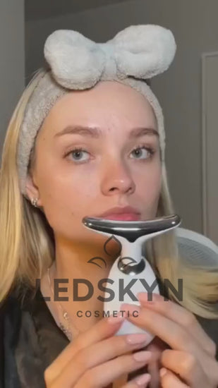 Vidéo démonstrative d'une femme appliquant un soin hydratant avant d’utiliser l’appareil de soin LED LumiLed de LedSkyn pour un traitement visage efficace